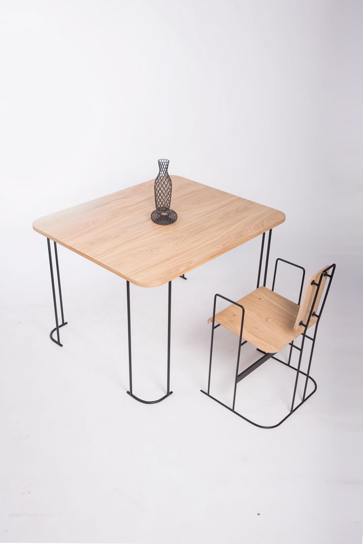 Cách Làm Bàn Cafe DIY Từ Chân Ghế Và Mặt Gỗ Thừa 2 Cach-Lam-Ban-Cafe